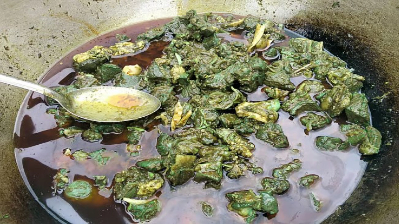 রান্নার সময় সবুজ হয়ে গেল গরুর মাংস, কড়াই নিয়ে থানায় কর্মীরা