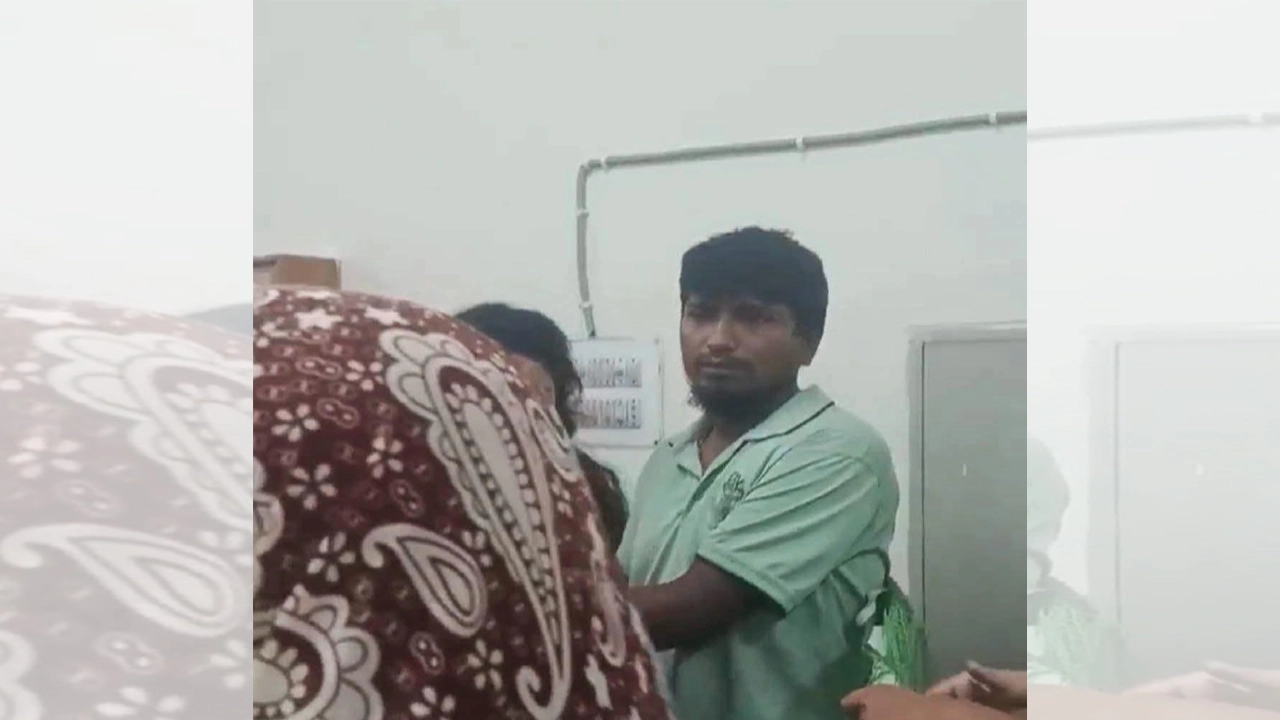 খুবির নারী হলের ওয়াশরুমে গোপন ক্যামেরা, ক্যান্টিনকর্মী আটক