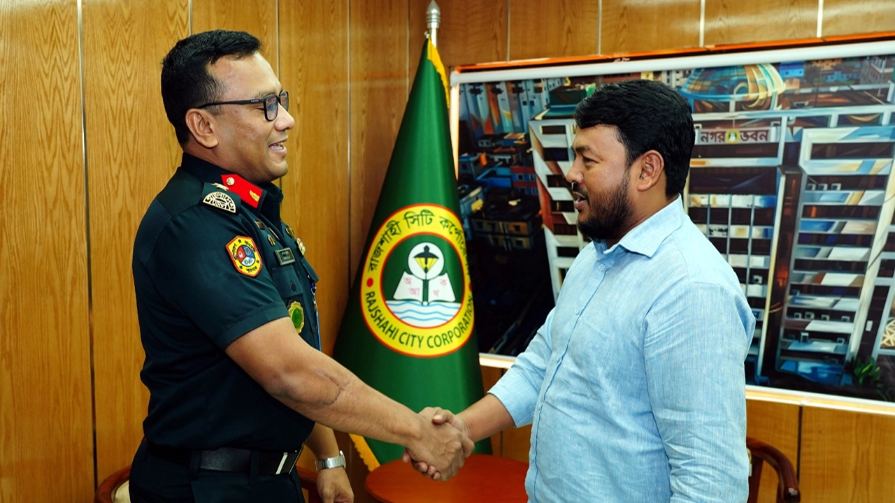 রাসিক প্রশাসকের সঙ্গে কারা প্রশিক্ষণ কেন্দ্রের কমান্ড্যান্টের সৌজন্য সাক্ষাৎ
