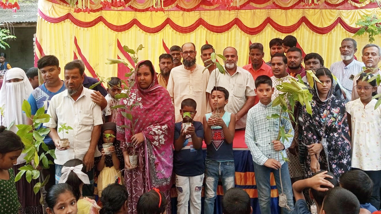 রাণীনগরে শতাধিক শিক্ষার্থীর মাঝে গাছের চারা বিতরণ