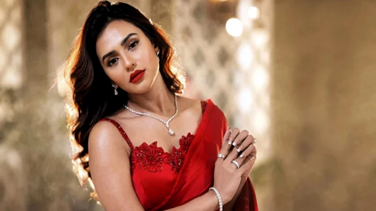 নুসরাত ফারিয়ার ‘লোকে বলে’ গানে নতুন চমক