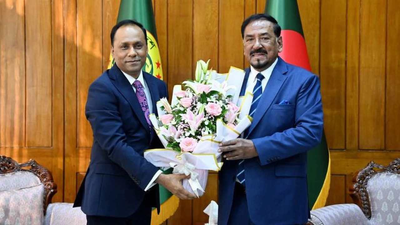 রাষ্ট্রপতির দায়িত্ব গ্রহণে স্পিকারকে ফুলেল শুভেচ্ছা