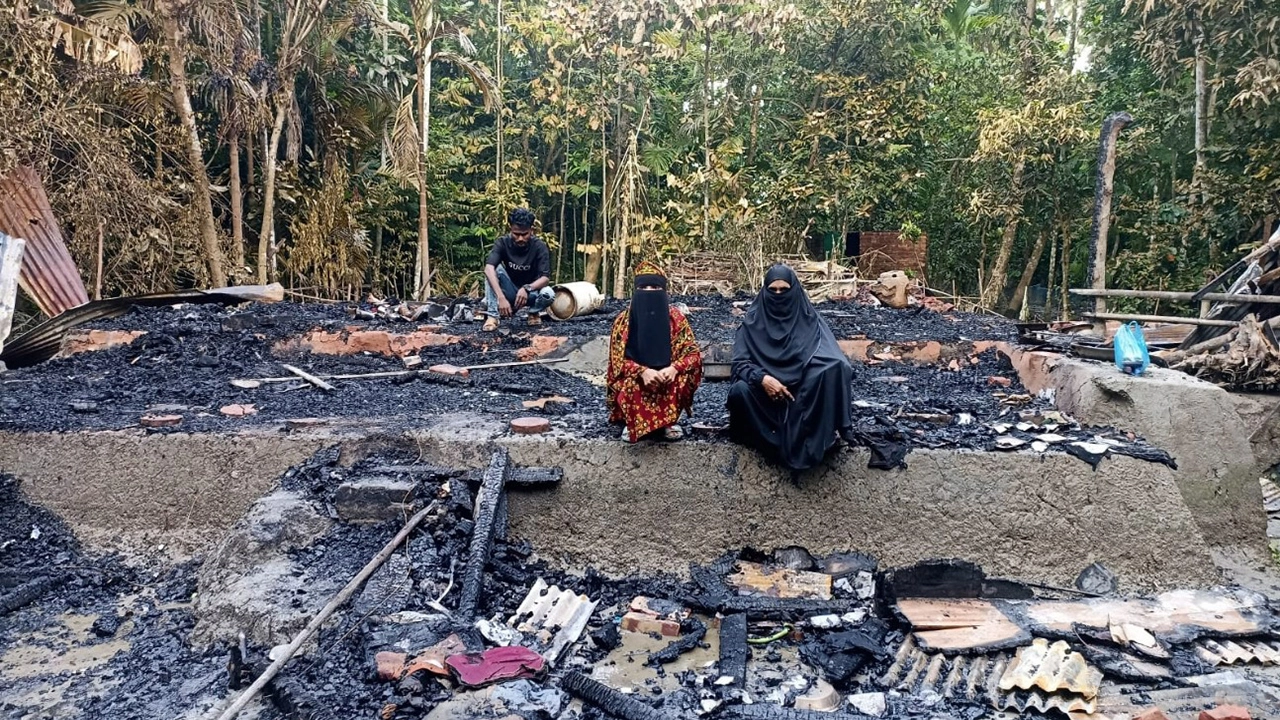 বিয়ের স্বপ্নে দেশে ফেরা, বাড়িতে মিলল আগুনে পোড়া ধ্বংসস্তূপ