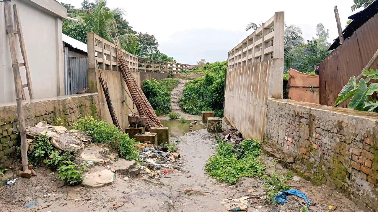 সাড়ে ৫ কোটি টাকার সেতু, সংযোগ সড়কের অভাবে ভোগান্তিতে এলাকাবাসী