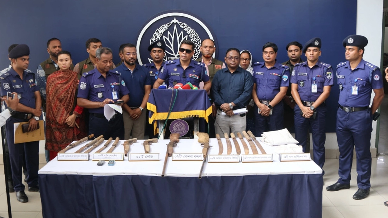 পটিয়ায় ডিবির অভিযানে ৪ আগ্নেয়াস্ত্রসহ ১৫ দেশীয় অস্ত্র উদ্ধার, গ্রেপ্তার ২ ¦  ছবি: কালের কণ্ঠ থেকে নেয়া