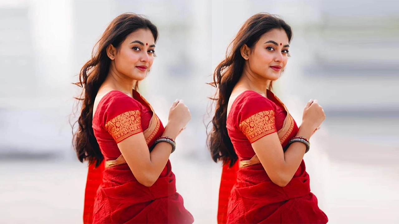 লাল শাড়িতে তটিনীর মিষ্টি লুক