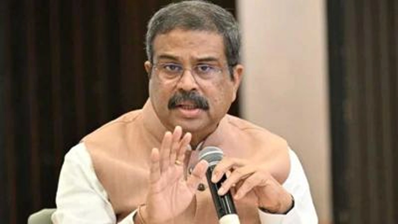 পদত্যাগ করলেন ভারতের শিক্ষামন্ত্রী