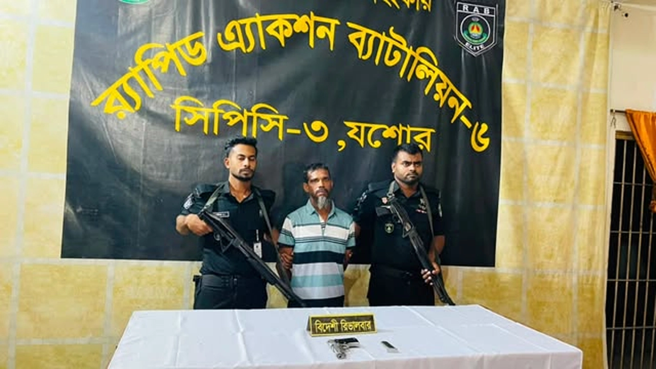 যশোরে র‌্যাবের অভিযানে বিদেশি পিস্তলসহ অস্ত্র ব্যবসায়ী আটক