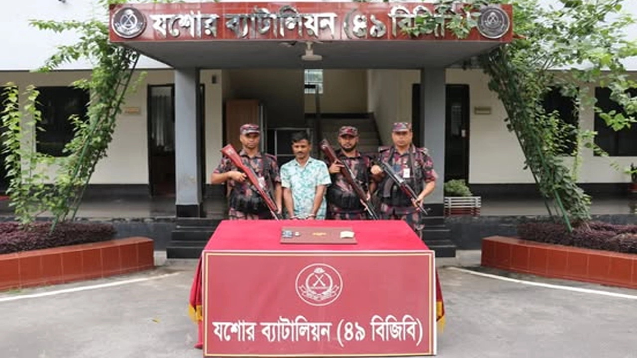 যশোরে প্রায় দেড় কোটি টাকার সোনার বারসহ যুবক আটক