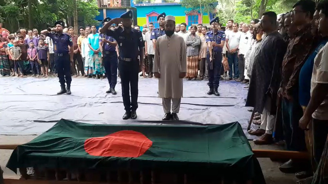 কেশবপুরে বাসচাপায় নিহত সাবেক মুক্তিযোদ্ধা কমান্ডারকে গার্ড অব অনার প্রদান