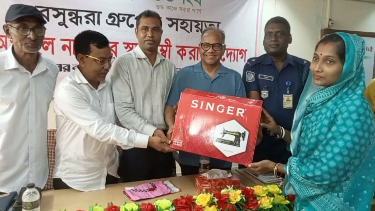 গাইবান্ধায় বসুন্ধরা শুভ সংঘের উদ্যোগে ৩৬ অসচ্ছল নারীর মাঝে সেলাই মেশিন বিতরণ