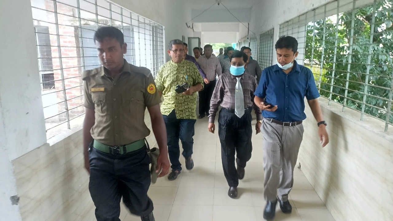 মোরেলগঞ্জ হাসপাতালে মেয়াদোত্তীর্ণ ওষুধ নিয়ে তদন্তের নির্দেশ, পরিদর্শনে খুলনা বিভাগীয় পরিচালক