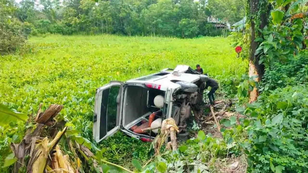 ঝালকাঠিতে রোগী নিয়ে অ্যাম্বুলেন্স খাদে