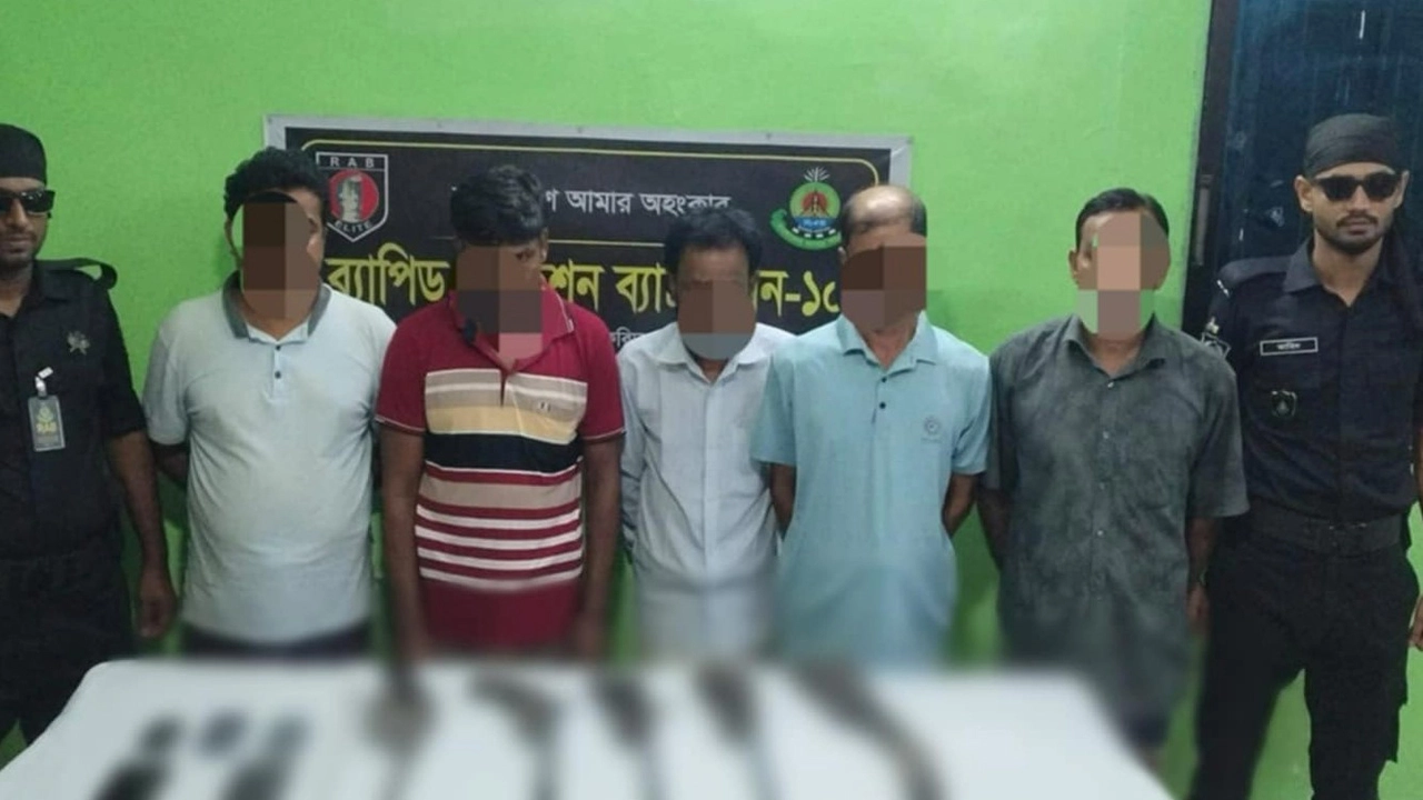 পাঁচ আগ্নেয়াস্ত্রসহ পাঁচ অস্ত্রধারী র‍্যাবের হাতে আটক