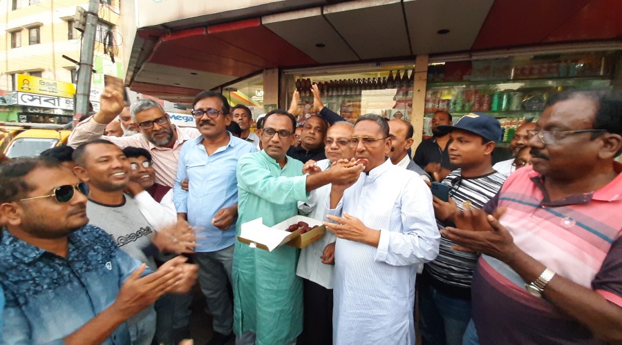 যশোর-৩ আসনে এমপি কাজী নাবিল আহমেদ আবার আওয়ামী লীগের মনোনয়ন লাভ করায় দলীয় নেতাকর্মীরা রোববার শহরে মিষ্টি বিতরণ করেন