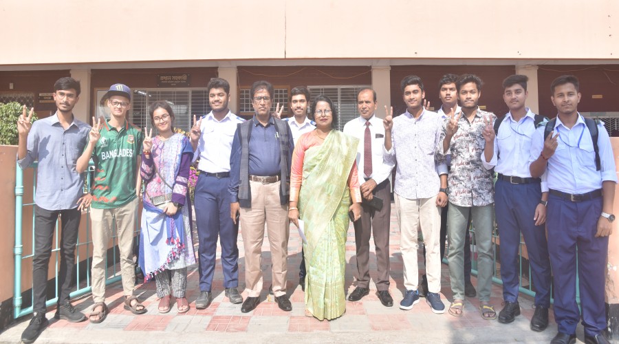 সরকারি এমএম কলেজে এইচএসসি উত্তীর্ণ শিক্ষার্থীদের সাথে অধ্যক্ষ প্রফেসর মর্জিনা আক্তার