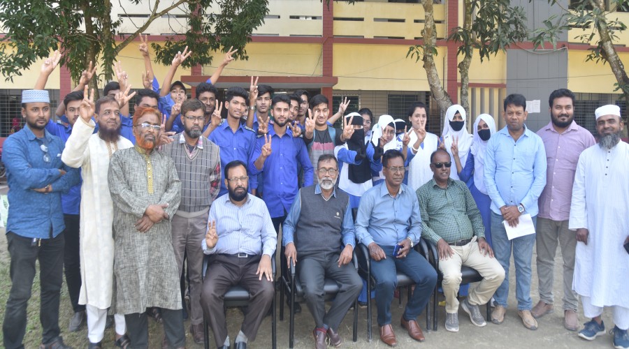 আল হেরা কলেজে এইচএসসি উত্তীর্ণ শিক্ষার্থীদের সাথে শিক্ষকবৃন্দ