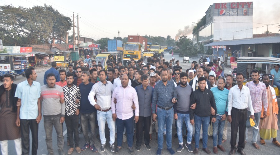 যশোর-৩ আসনে এমপি পদে কাজী নাবিল আহমেদকে আওয়ামী লীগের মনোনয়ন দেয়ায় রোববার রাজারহাট বাজারে জেলা যুবলীগের শিক্ষা ও পাঠাগার বিষয়ক সম্পাদক শেখ আলাউদ্দিন মুকুলের নেতৃত্বে আনন্দ মিছিল বের হয়