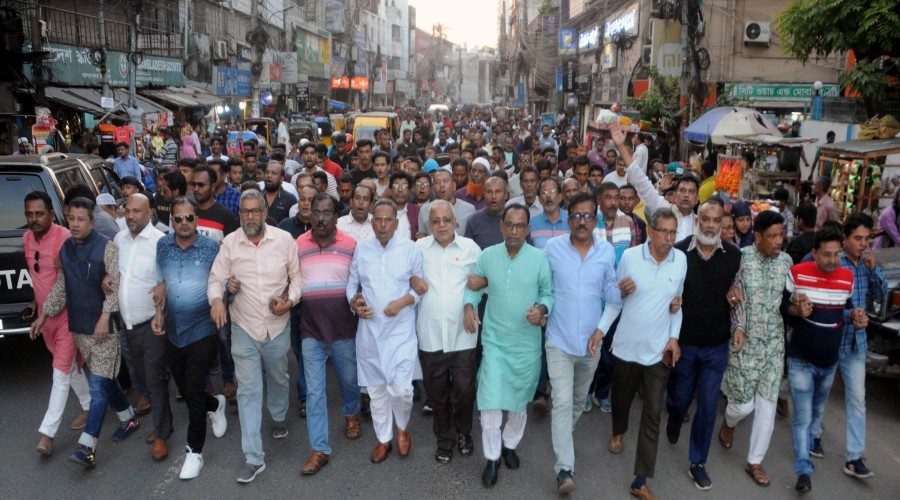 যশোর-৩ আসন থেকে কাজী নাবিল আহমেদ দলীয় মনোনয়ন পাওয়ায় জেলা আওয়ামী লীগের সহ-সভাপতি মেহেদী হাসান মিন্টুর নেতৃত্বে শহরে আনন্দ মিছিল বের হয়