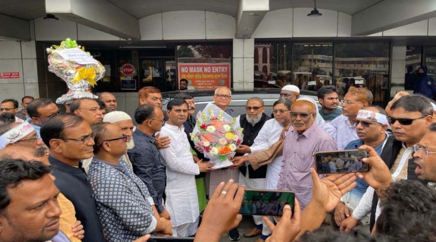 জাতীয় সংসদ নির্বাচনে যশোর-২ আসনে আওয়ামী লীগ মনোনীত নৌকার প্রার্থী ডাক্তার তৌহিদুজ্জামান তুহিন বুধবার ঢাকা থেকে যশোর বিমান বন্দরে পৌঁছালে তাকে ফুলেল শুভেচ্ছা জানান নেতাকর্মীরা