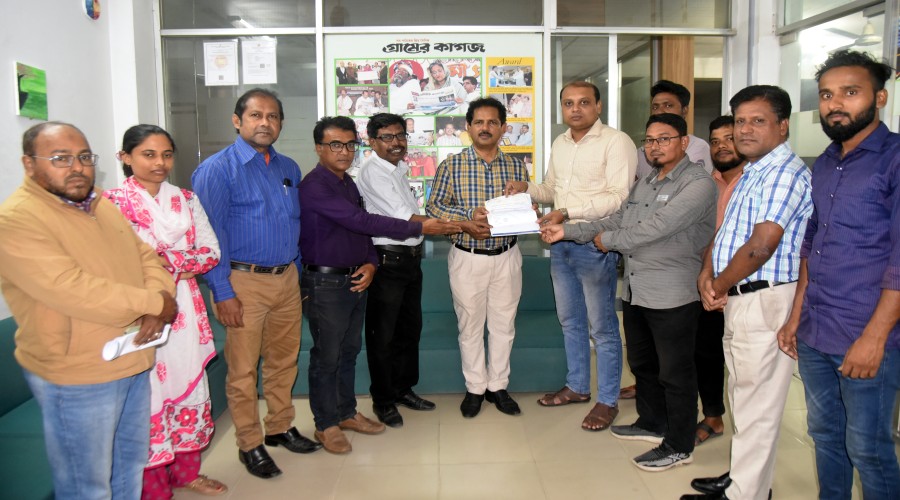 গ্রামের কাগজের বিজ্ঞাপন ম্যানেজার প্রয়াত মামুন মুস্তাহিদের মুত্যুজণিত বিমা দাবির চেক পত্রিকা সম্পাদক মবিনুল ইসলাম মবিনের হাতে তুলে দেন বিমা কোম্পানি এলআইসির রিজিওনাল হেড শ্যাম সুন্দর সাহা