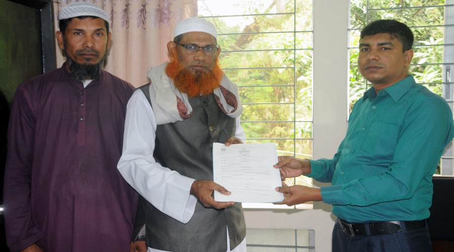 বুধবার নির্বাচন অফিস থেকে যশোর-৪ আসনের ইসলামী ঐক্য জোটের প্রার্থী মুফতি মোহাম্মদ ইউনুচ আলী মনোনয়নপত্র সংগ্রহ করেন