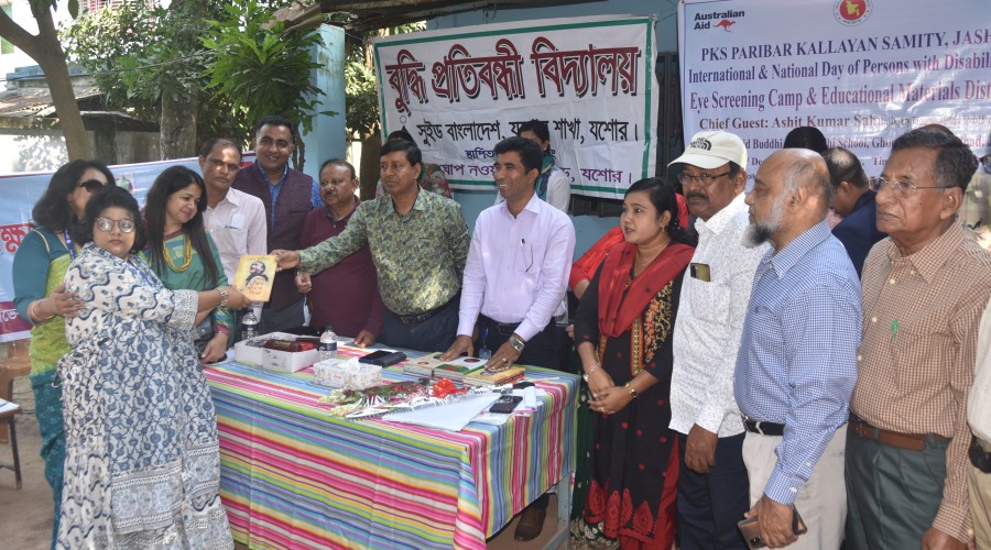 বুদ্ধি প্রতিবন্ধী দিবস উপলক্ষে শনিবার ঘোপ নওয়াপাড়া রোডে বুদ্ধি প্রতিবন্ধী বিদ্যালয়ে প্রতিযোগিতায় পুরস্কার বিতরণ করেন জেলা সমাজসেবা অধিদপ্তরের উপ-পরিচালক অসীত কুমার সাহা