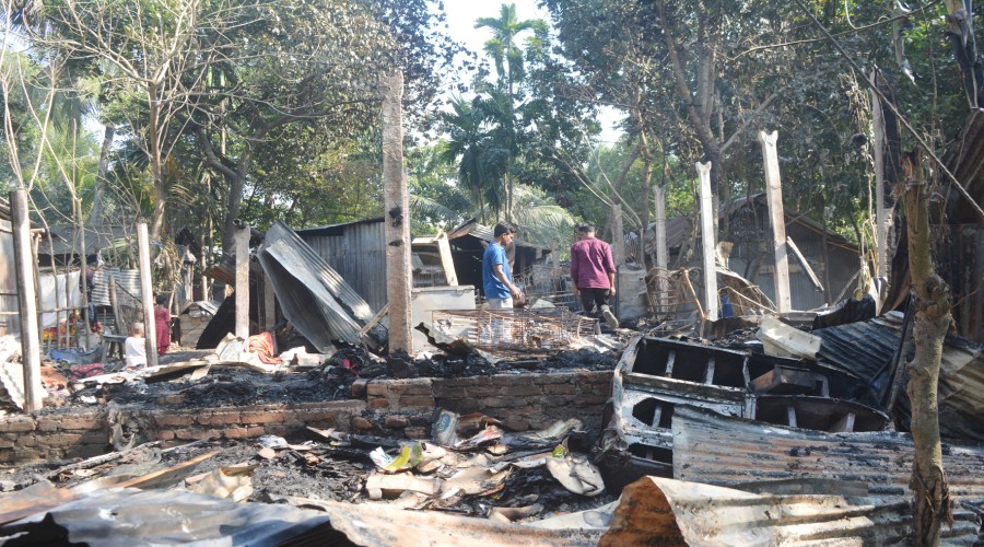 শুক্রবার গভীর রাতে সীতারামপুরে একটি বাড়ি আগুনে পুড়ে যায়