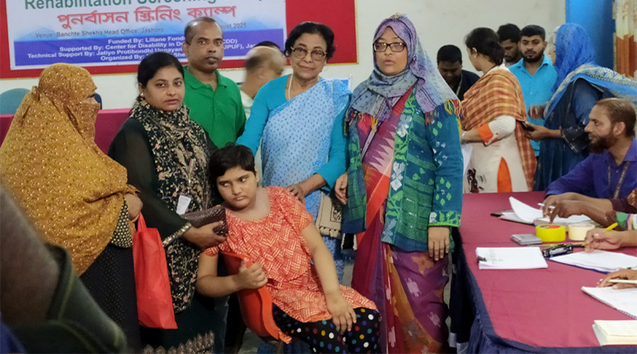 যশোরে বেসরকারি উন্নয়ন সংস্থা বাঁচতে শেখার উদ্যোগে প্রতিবন্ধী শিশু ও যুবাদের চিকিৎসা ও পুনর্বাসনের লক্ষ্যে দুই দিনব্যাপী মেডিকেল রিহ্যাবিলিটেশন স্কিনিং ক্যাম্প শুরু হয়েছে। ছবি: গ্রামের কাগজ