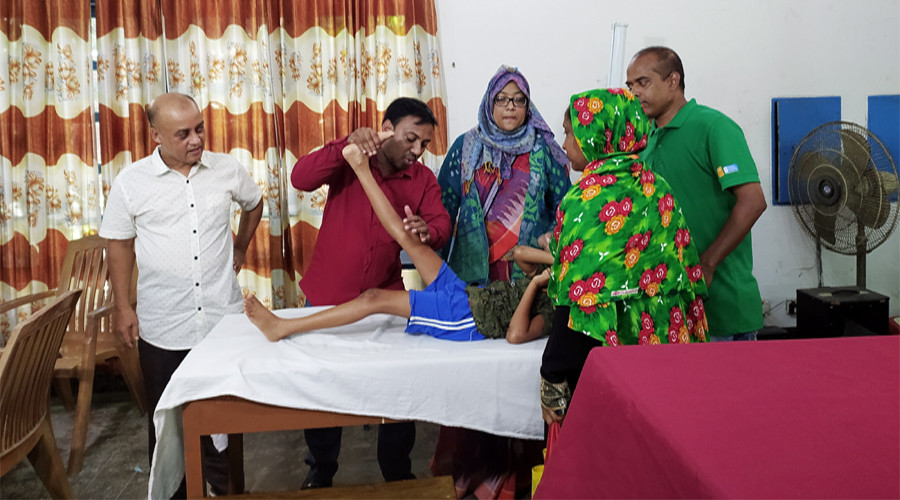 যশোরে বেসরকারি উন্নয়ন সংস্থা বাঁচতে শেখার উদ্যোগে প্রতিবন্ধী শিশু ও যুবাদের চিকিৎসা ও পুনর্বাসনের লক্ষ্যে দুই দিনব্যাপী মেডিকেল রিহ্যাবিলিটেশন স্কিনিং ক্যাম্প শুরু হয়েছে। ছবি: গ্রামের কাগজ