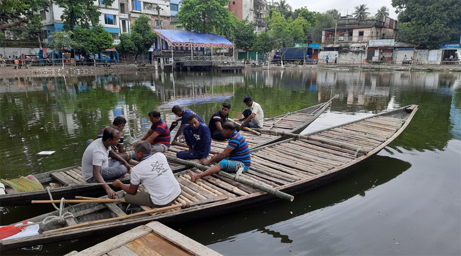 আজ বৃহস্পতিবার (২ অক্টোবর) অনুষ্ঠিত হচ্ছে সনাতন হিন্দু ধর্মাবলম্বীদের সবচেয়ে বড় ধর্মীয় উৎসব শারদীয় দুর্গা পূজার সমাপনী দিন বিজয়া দশমী। যশোর শহরের ঐতিহ্যবাহী লালদীঘি পুকুর ঘিরে চলছে প্রতিমা বিসর্জনের শেষ মুহূর্তের প্রস্তুতি।