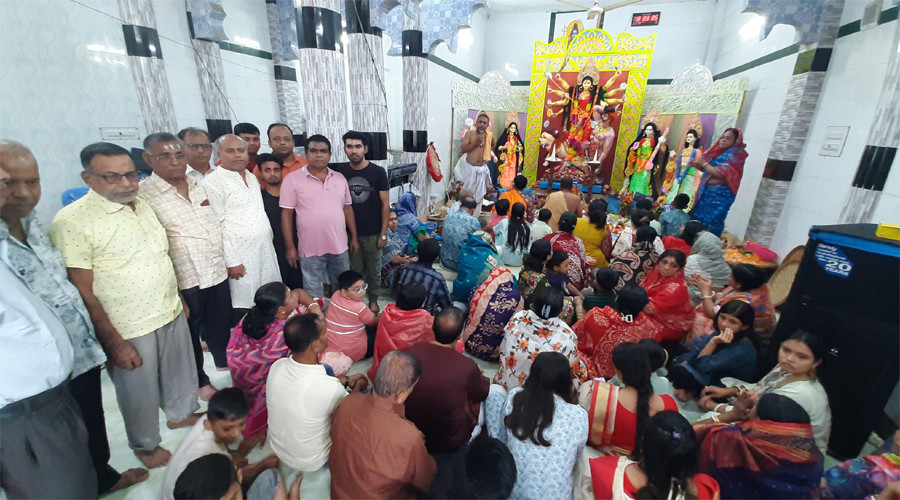 যশোরের ধর্মীয় ও সাংস্কৃতিক পরিবেশে উৎসবমুখর আবহ তৈরি করে আজ বৃহস্পতিবার (২ অক্টোবর) যশোর সিটি কলেজ সর্বজনীন পূজা মন্দিরে অনুষ্ঠিত হলো দশমী পূজা।