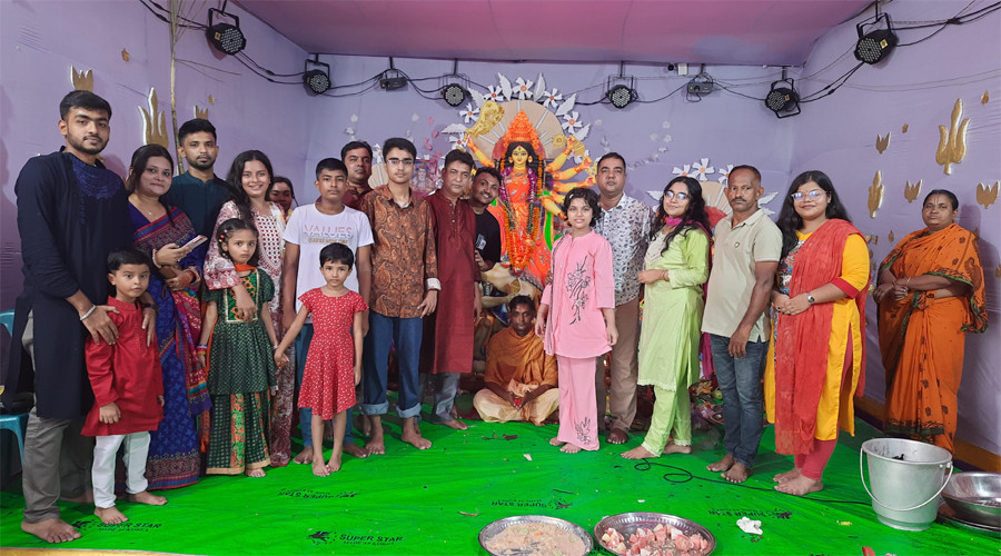 যশোর শহরের ঐতিহ্যবাহী বেজপাড়া বয়েজ ক্লাব পূজা মন্দিরে আজ বৃহস্পতিবার (২ অক্টোবর) যথাযোগ্য ধর্মীয় মর্যাদা ও উৎসবমুখর পরিবেশে অনুষ্ঠিত হয়েছে শারদীয় দুর্গোৎসবের দশমী পূজা।
