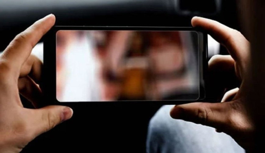 Ogil bolaning ogzida kirli sik